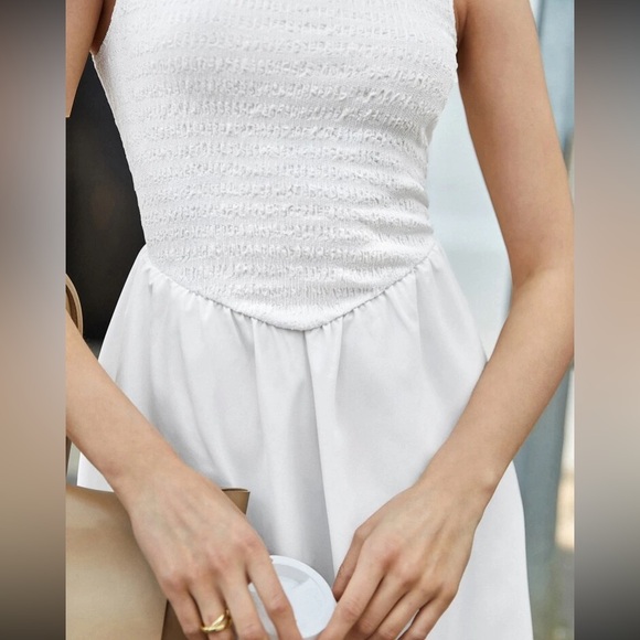 Elegant White Sleeveless Dress - Picture 4 of 16